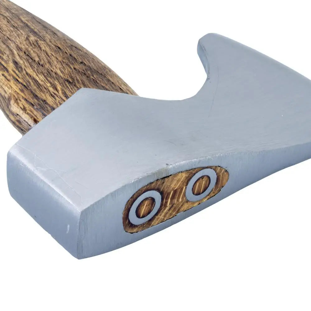Harmaa metallinen kirveen terä pyöreillä laatoilla ja puinen varsi nordic kirves 27 cm 700 g plus nahkasuojus