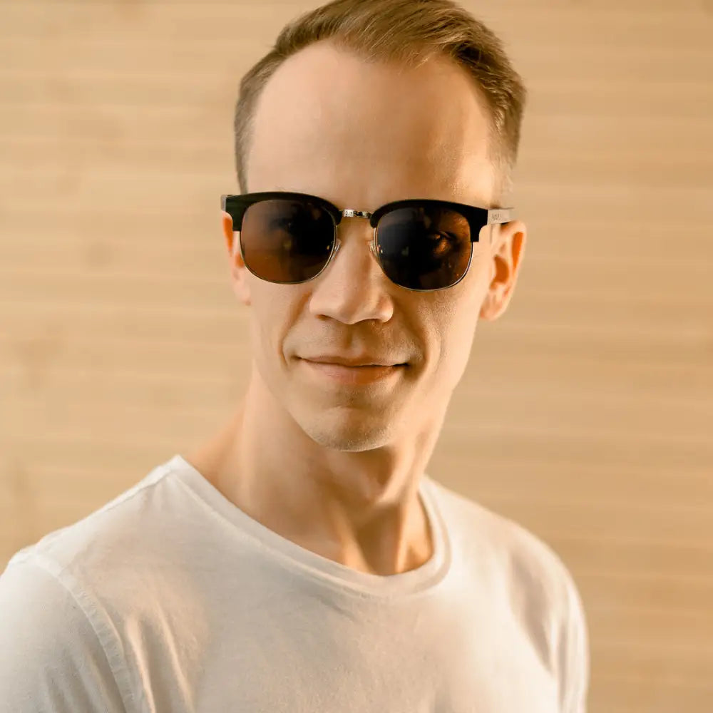 Black-framed northern whisper unisex aurinkolasit tummilla linsseillä ja aviator-muodolla