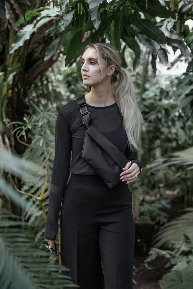 Musta OSLO olkalaukku säädettävällä hihnalla ja minimalistisella designilla päivittäiseen käyttöön