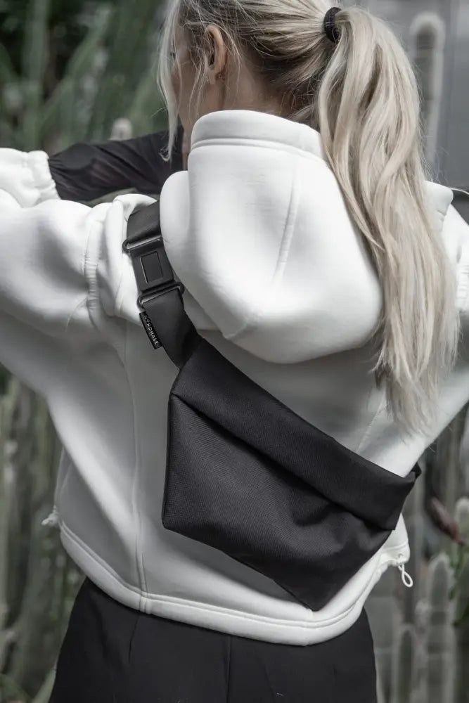 Oslo olkalaukku musta minimalistinen crossbody-laukku säädettävällä hihnalla ja modernilla muotoilulla