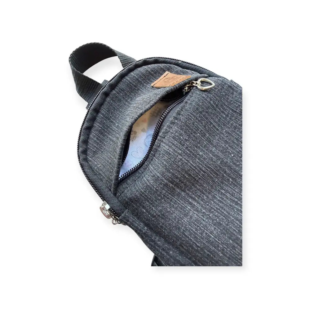 Pikkureppu farkku tummaharmaa teksturoitu kangas crossbody-laukku sydämenmuotoisella vetoketjulla ja nahkapaikalla