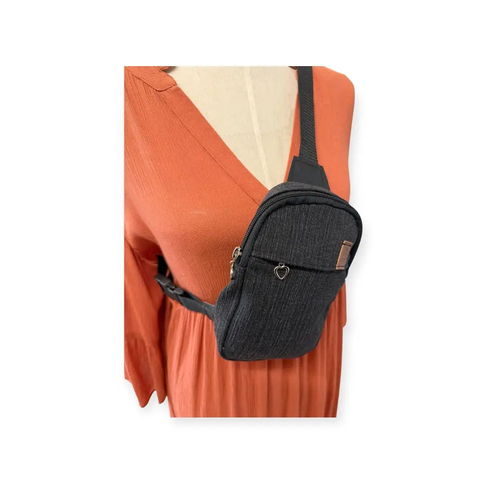 Pikkureppu farkku musta teksturoitu kangas crossbody-laukku sydämenmuotoisella vetoketjulla ja ruskealla nahkapalalla