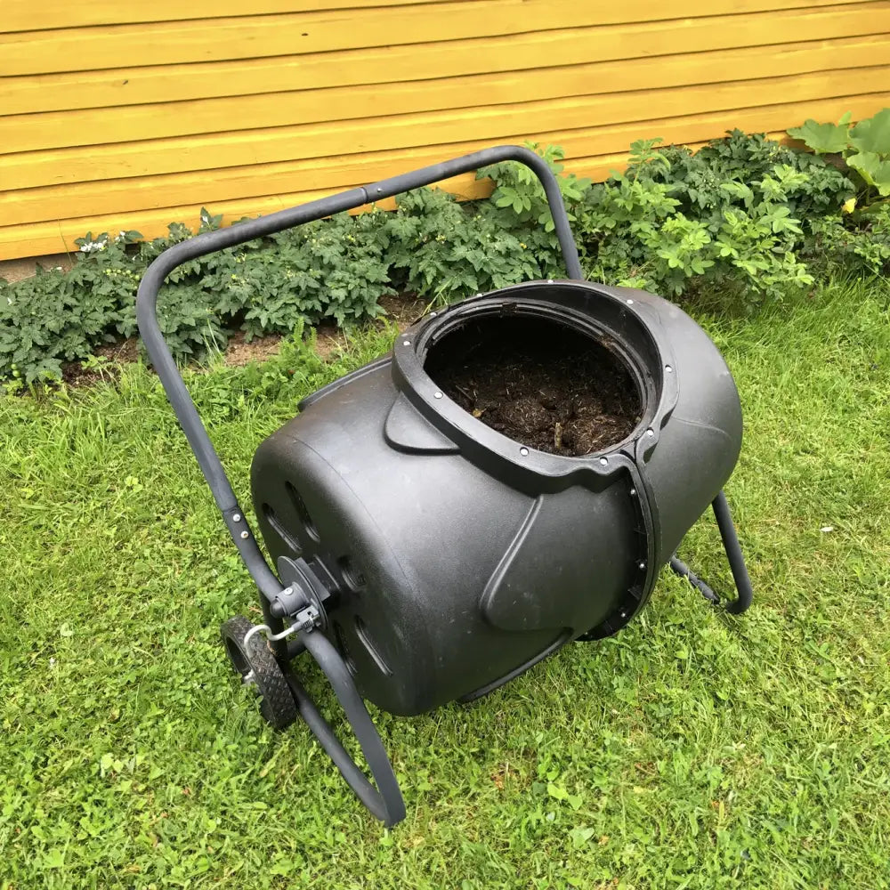 Musta muovinen pikkuvihreä rumpukompostori käsikahvalla ja pyörillä jätteiden kierrätykseen