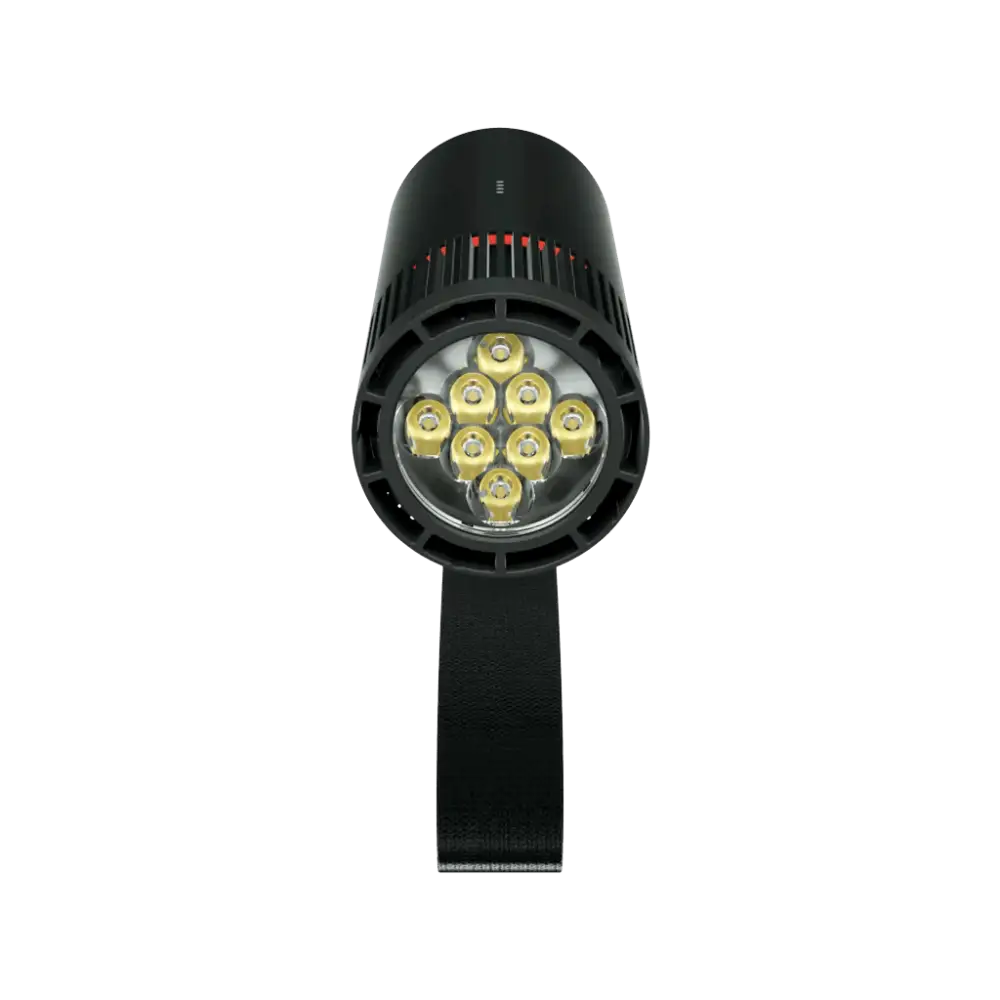 Musta sylinterimäinen pwr explorer 2000l led-taskulamppu, jossa seitsemän kullanväristä lamppua ja teksturoitu kahva