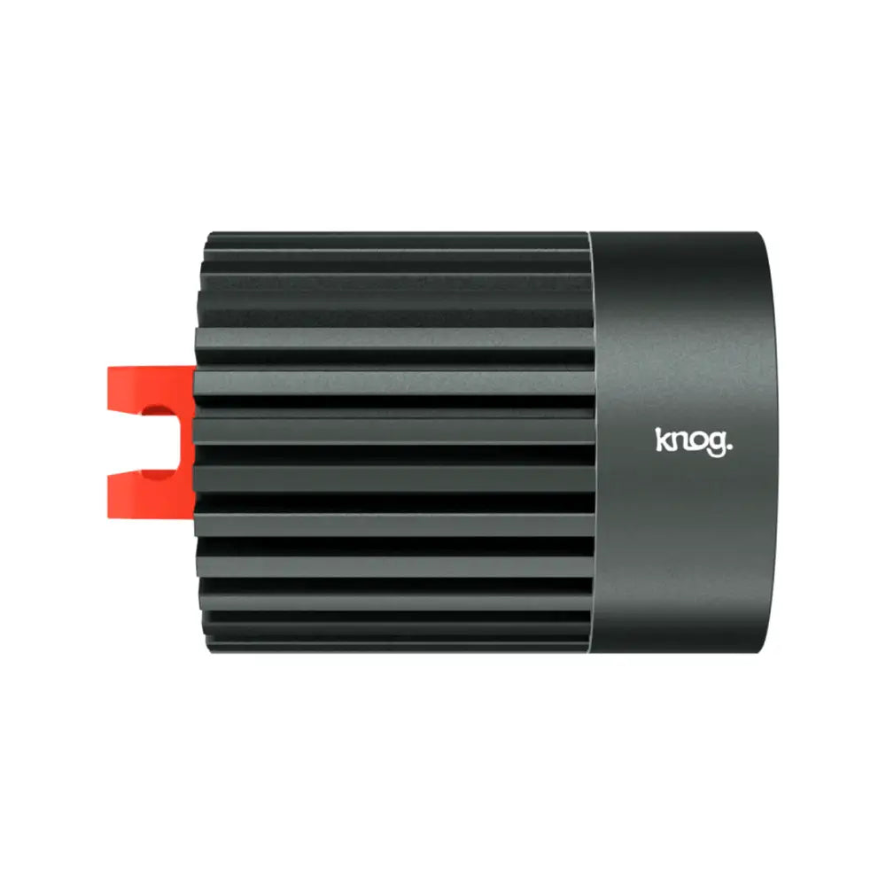 Mustan sylinterin muotoinen kno.g merkkinen led-valaisin punaisella muovikiinnikkeellä pwr flashlight lighthead 900l tuotteessa