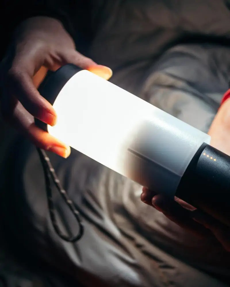 Pwr lantern 300l on tyylikäs sylinterimäinen led-taskulamppu läpinäkyvällä valkoisella rungolla ja mustilla päädyillä