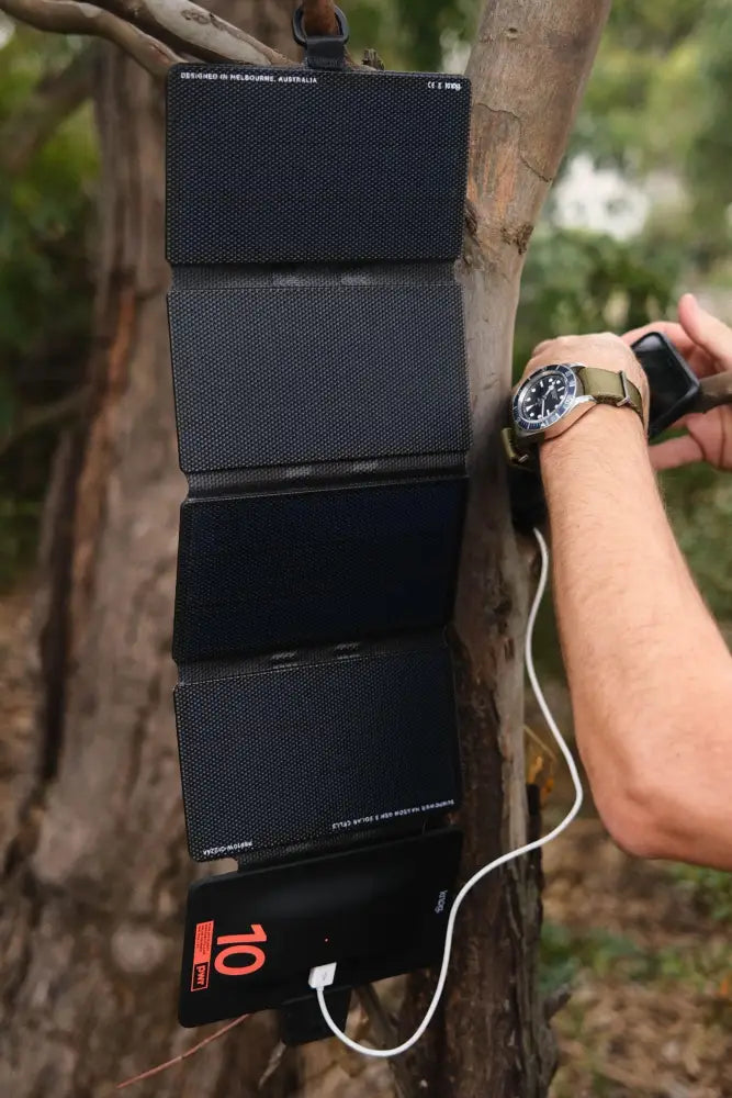 Musta taitettava pwr solarpanel 10 watt aurinkolaturi teksturoiduilla paneeleilla ja usb-portilla suunniteltu melbourne australia