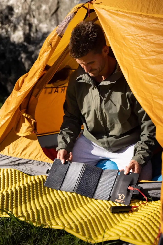 Pwr solarpanel 10 watt kompakti taitettava aurinkopaneeli mustalla pinnalla ja näkyvillä kennokuvioilla