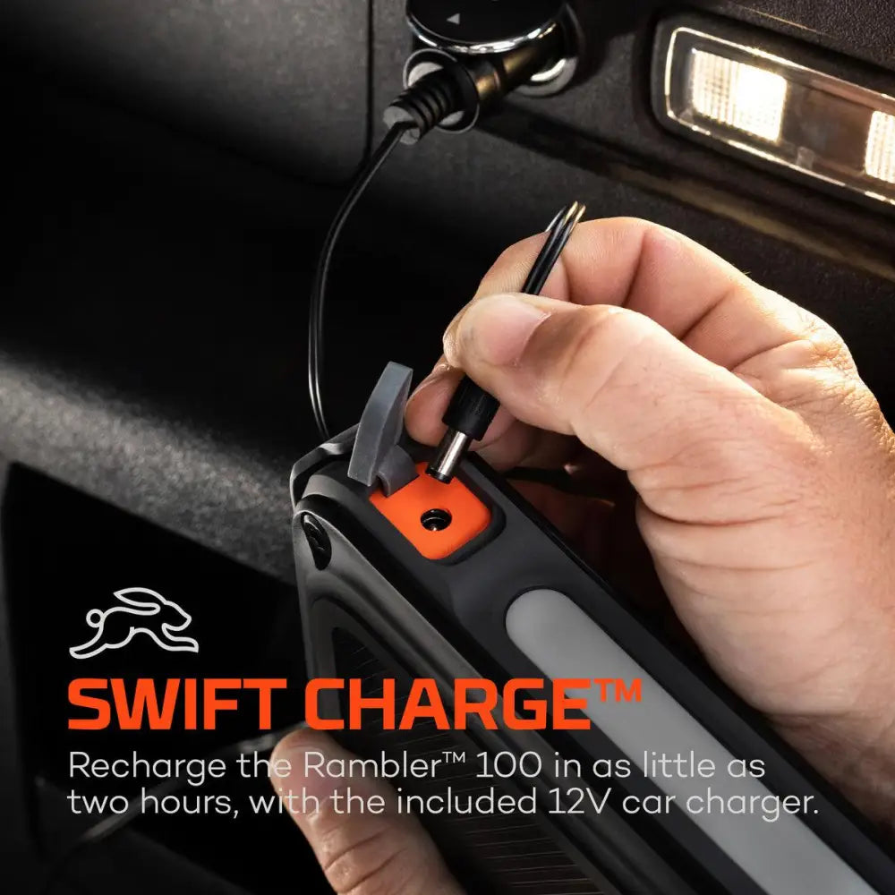 Rambler 100 musta ja oranssi kestävä kannettava virtapankki teksturoidulla otteella swift charge™ -brändäyksellä