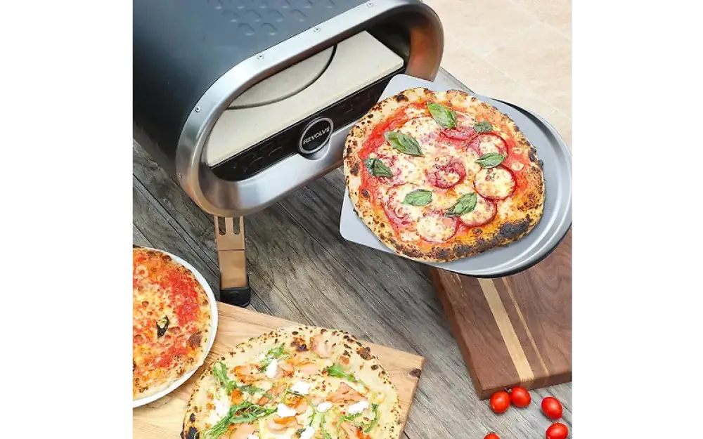 Revolv pizzauuni kaasukäyttöinen modernilla muotoilulla, ruostumatonta terästä ja mustia yksityiskohtia