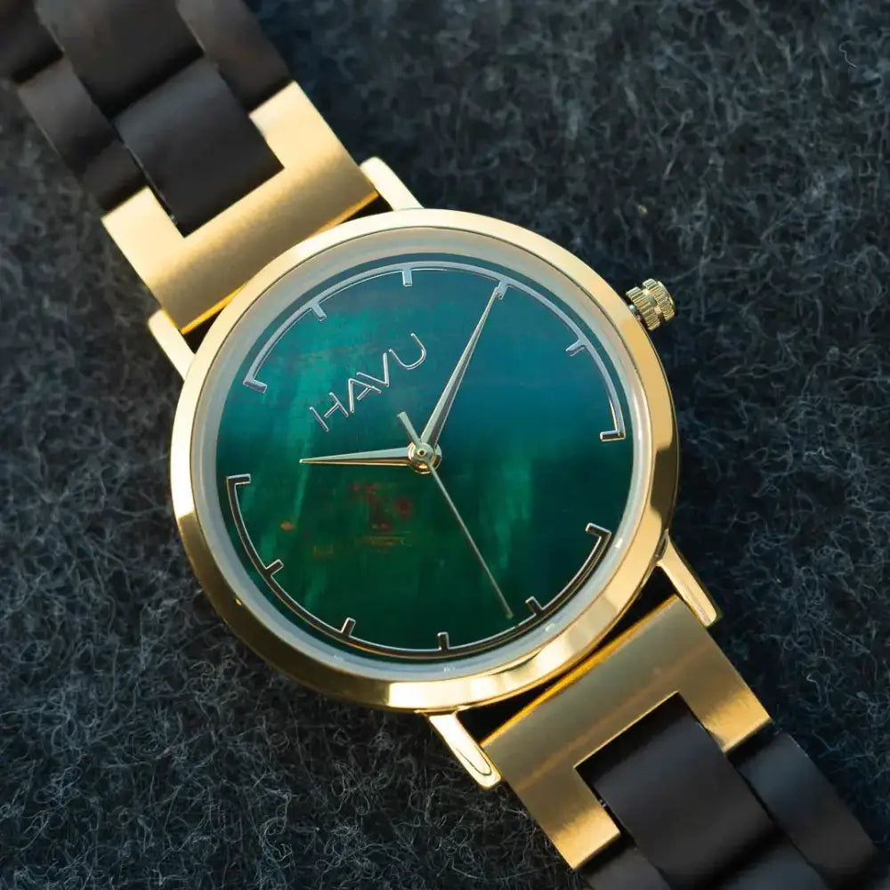 Gold-tone havu kellossa revontuli eebenpuu 32mm malli, kirkkaan vihreällä teksturoidulla kellotaululla ja mustalla silikonirannekkeella