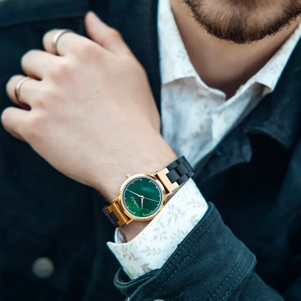 Revontuli eebenpuu 32mm kello jossa on tyylikäs kullanvärinen runko, kirkkaan vihreä kellotaulu ja musta hihna