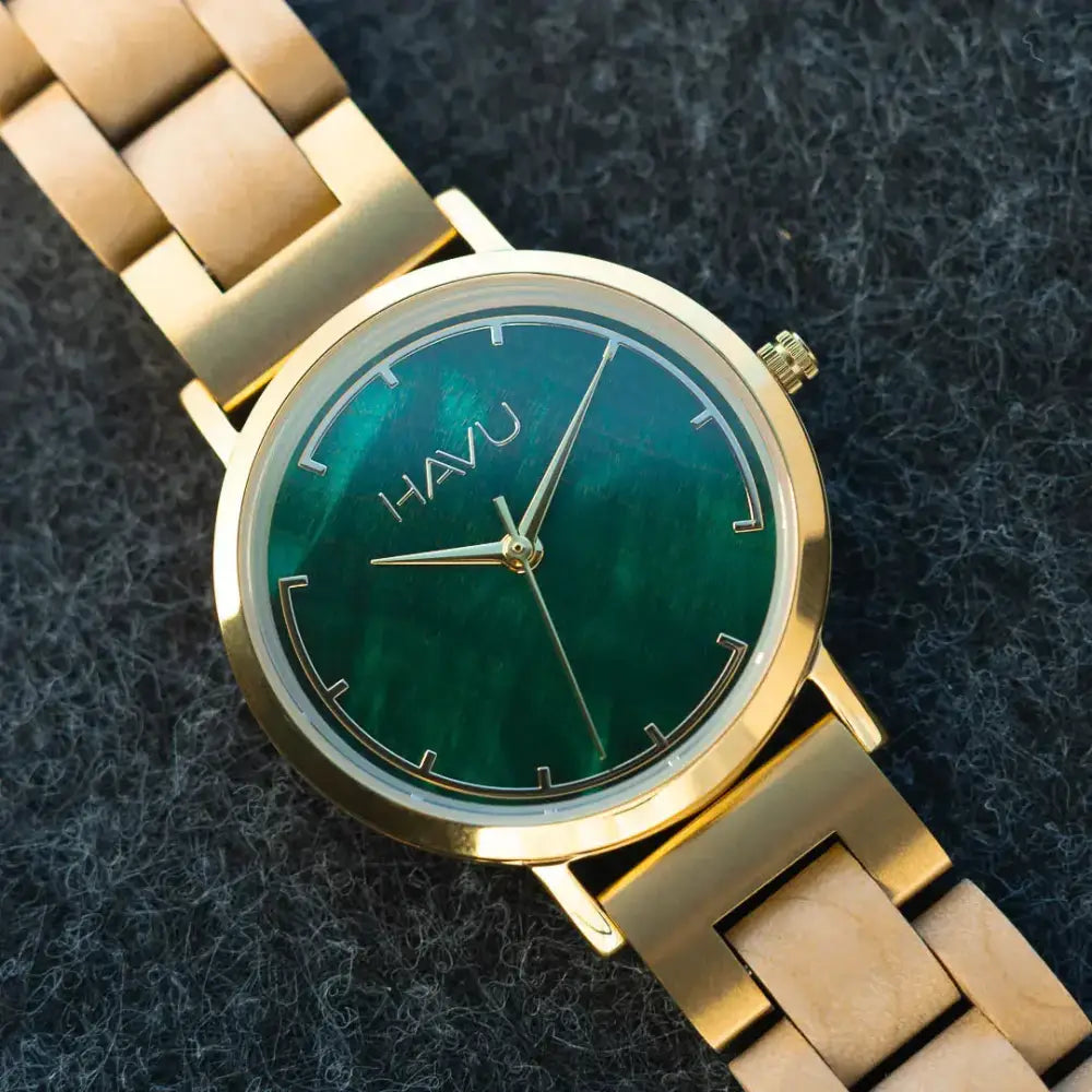 Gold-tone metalinen rannekello vibrantly vihreällä marmorikuvioidulla koivun Revontuli mallissa ja havu-logolla