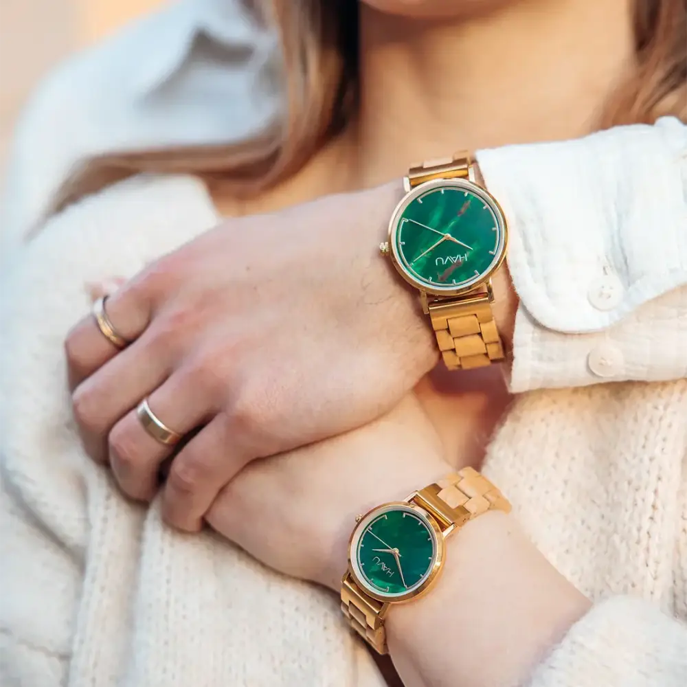 Kultasävyinen puinen Revontuli Koivu kello 32mm kirkkaan vihreällä kellotaululla ja minimalistisella designilla