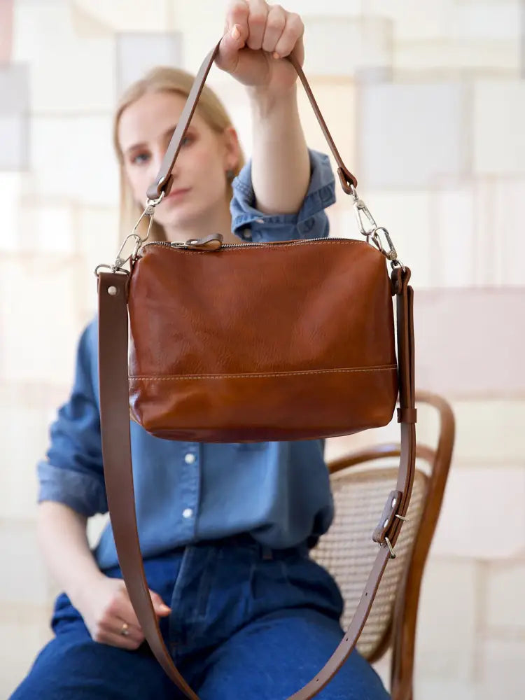 Robin nahkalaukku kaksikahvainen inkiväärinruskea ruskea nahkainen crossbody-laukku säädettävällä hihnalla ja hopeanvärisillä yksityiskohdilla