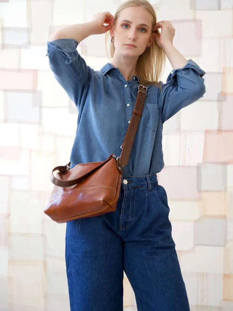 Robin nahkalaukku kaksikahvainen inkiväärinruskea brown leather crossbody bag with single shoulder strap and top handle