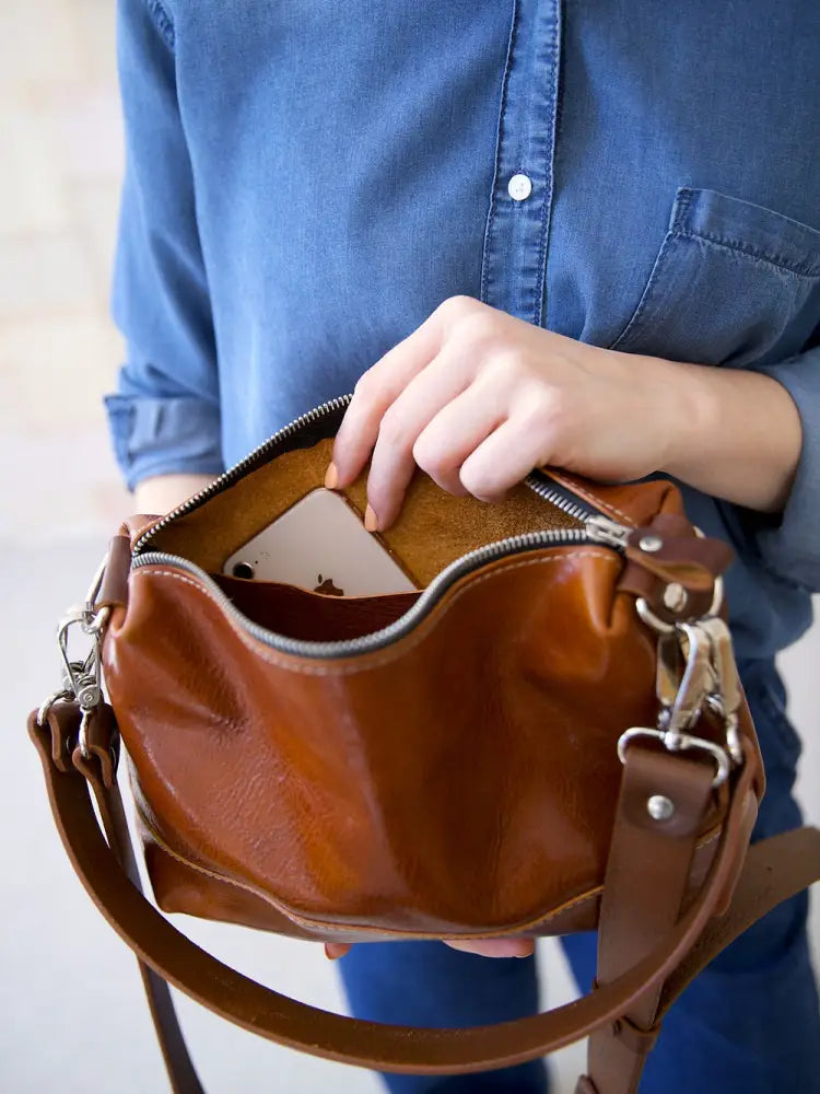Robin nahkalaukku kaksikahvainen inkiväärinruskea ruskeaa nahkaa oleva crossbody laukku vetoketjulla ja säädettävällä hihnalla