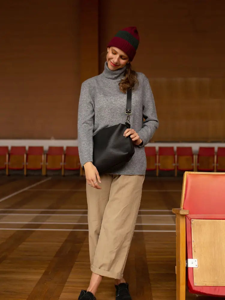Robin nahkalaukku large musta on musta nahkainen, minimalistinen crossbody-laukku säädettävällä hihnalla