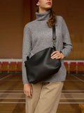 Robin nahkalaukku large musta on musta teksturoidusta nahasta valmistettu olkalaukku säädettävällä hihnalla