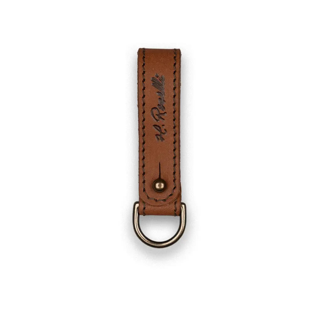 Tan nahkainen Roselli Belt Loop -avaimenperä hopeansävyisellä metallirenkaalla ja kirjatuilla reunoilla