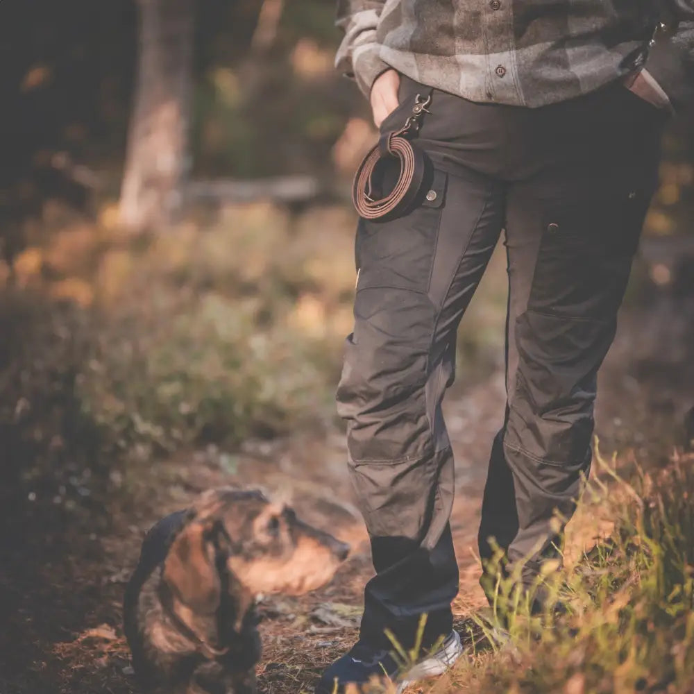 Dark gray cargo pants with reinforced stitching and multiple pockets worn outdoors with roselli-koiran talutin d-renkaalla