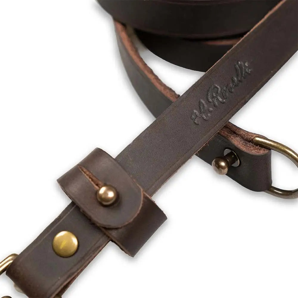 Roselli-koiran talutin d-renkaalla tummanruskeaa nahkaa messinkisillä metalliosilla ja kohokuvioidulla brändillä