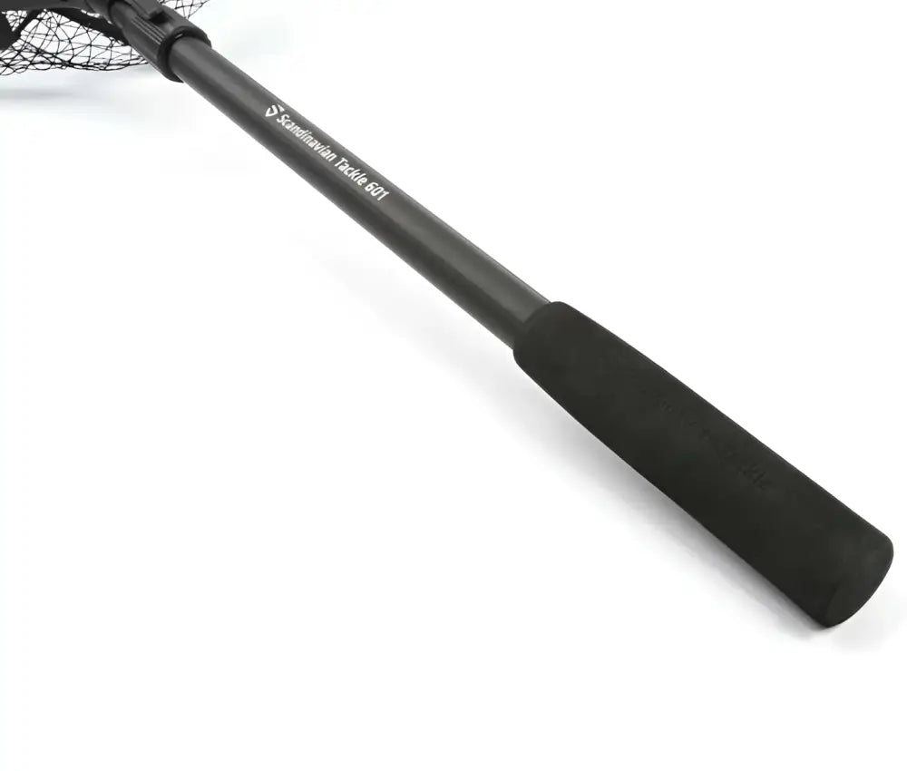 Black carbon fiber handle with textured rubber grip and white branding of scandinavian tackle 601 kalastushaavi