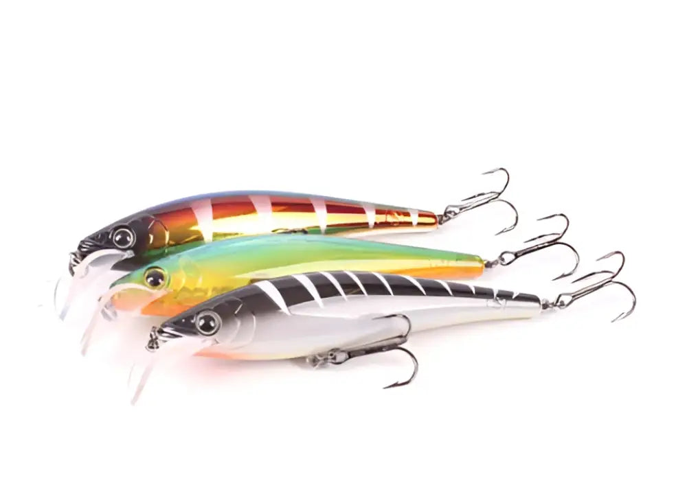 Kolme värikästä skandinavian tackle gator wobbler 11cm kalastuskoukkua metallisella pinnalla ja kolmihaarakoukuilla