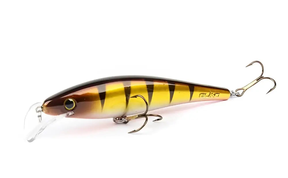 Keltainen ja ruskearaidallinen scandinavian tackle gator wobbler 11cm kovavartinen kalastuskoukkulippa ja rjing-logo
