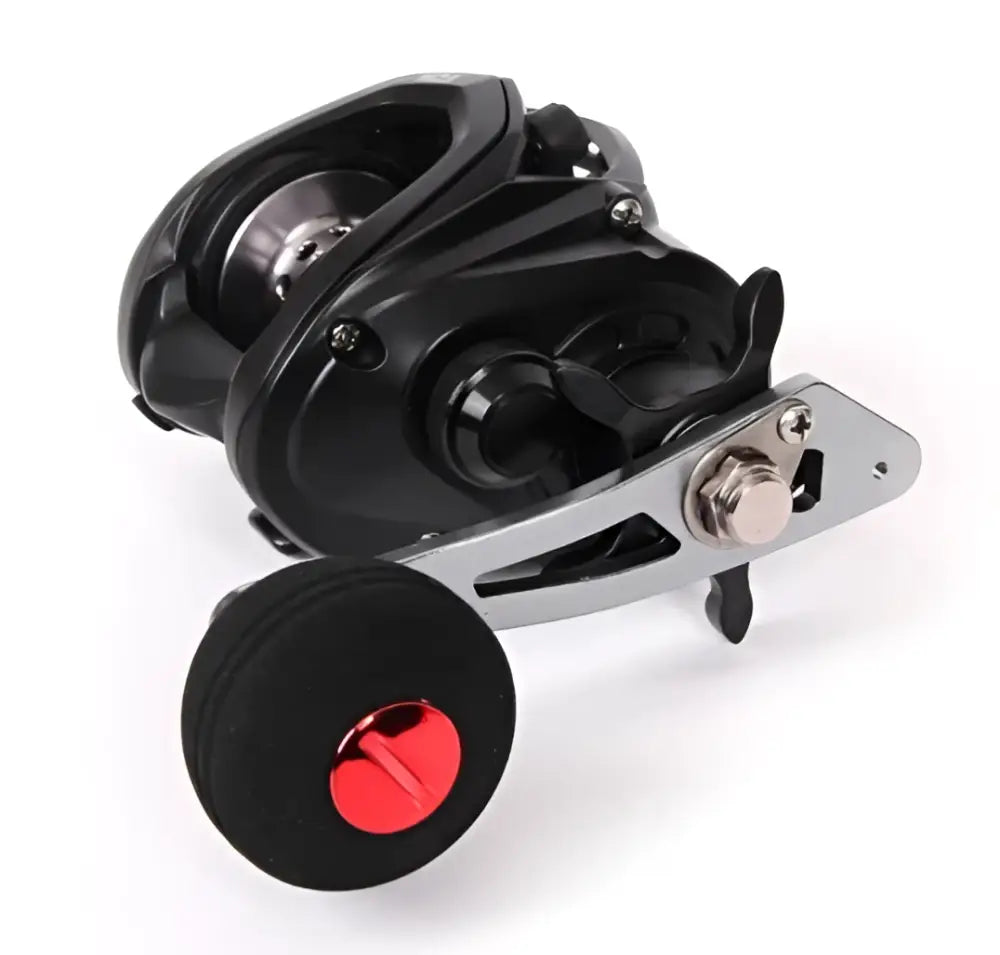 Black and silver Scandinavian Tackle M23 hyrräkela baitcasting-kela, jossa punatiivisteinen musta kahva