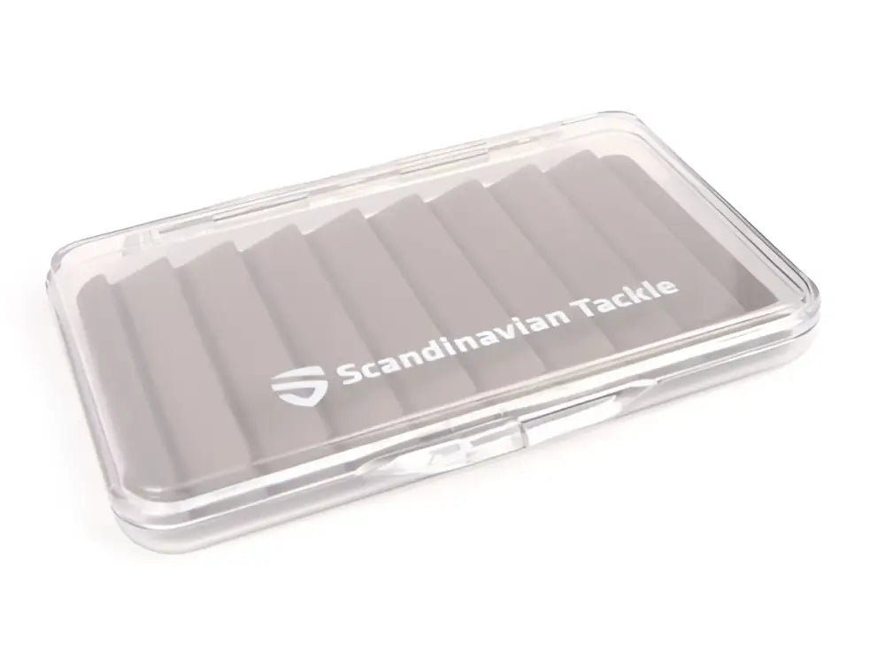 Clear plastic vieherasia harmailla vaahtomuovisisuksilla ja scandinavian tackle -brändäyksellä