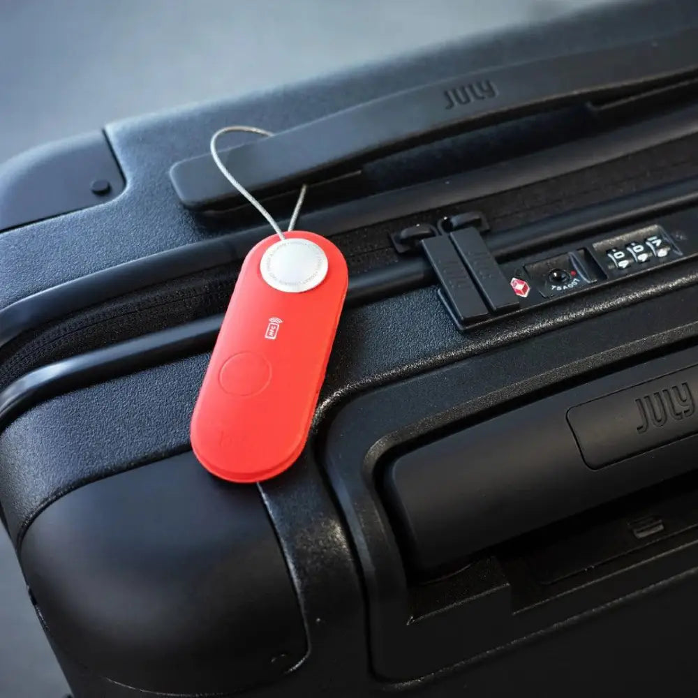 Scout travel red punainen suorakulmainen matkalaukkumerkki valkoisella pyöreällä napilla ja hopeisella narulla