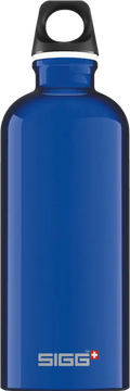 Sininen sigg traveller juomapullo mustalla ruuvikorkilla ja valkoisella korostusrengasella 0,6 l
