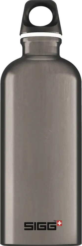 Hopea ruostumattomasta teräksestä valmistettu sigg traveller smoked pearl 0,6 l -juomapullo mustalla kahvasilmukalla ja valkealla reunuksella
