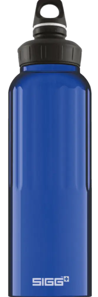 Sininen sigg wmb traveller dark blue 1,5 l -vesipullo mustalla ruuvikorkilla ja kantokahvalla