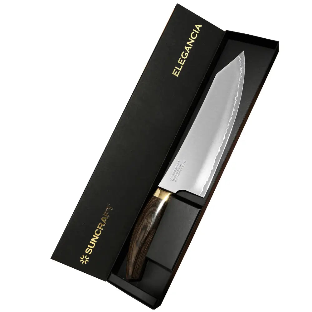 Elegantti musta lahjapakkaus sisältää suncraft elegancia kokkiveitsen 20 cm kiillotetulla ruostumattomalla terällä ja tummalla puukahvalla