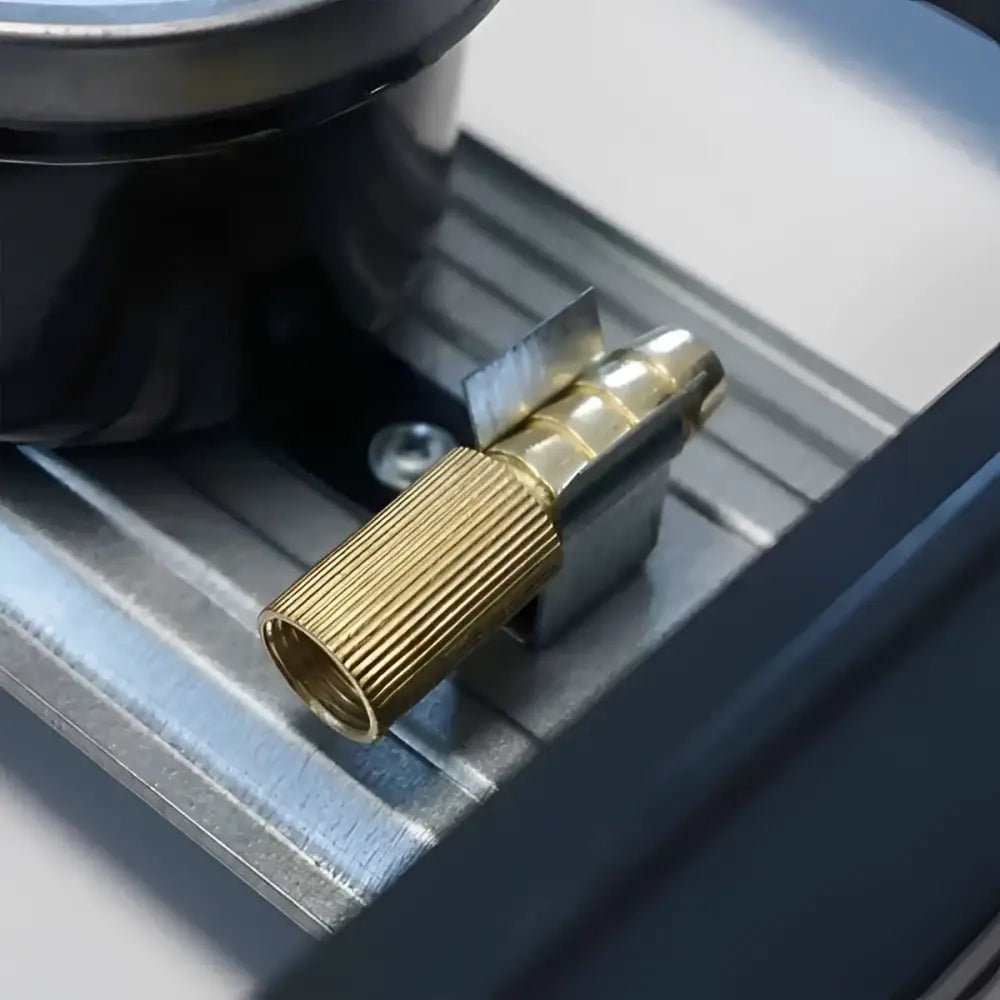 Tekson kannettava 2-in-1 kaasuliesi ja muovikotelo brass-värinen messinkipäällysteinen kierteellinen letkuliitin ribbinpidolla ja metallirungolla