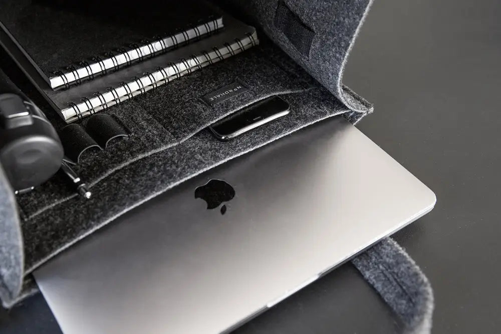 Toimistolaukku holm musta on harmaa huopainen läppärilaukku hillityllä tekstuurilla macbookille ja lisävarusteille