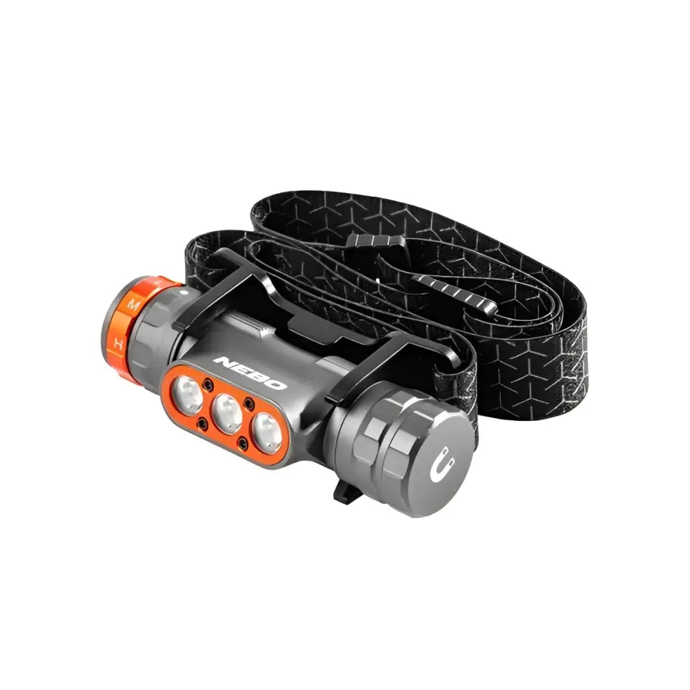 Nebo Transcend 1500 -otsalamppu, jossa kolme kirkasta valkoista led-valoa harmaa-runko oransseilla yksityiskohdilla ja säädettävä musta hihna