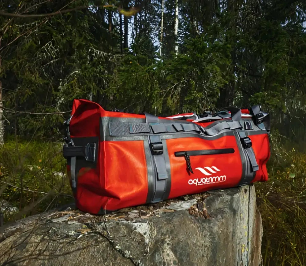 Oranssi aquatimmm trimm board s vesitiivis 65l duffel laukku harmailla remmeillä ulkoiluun