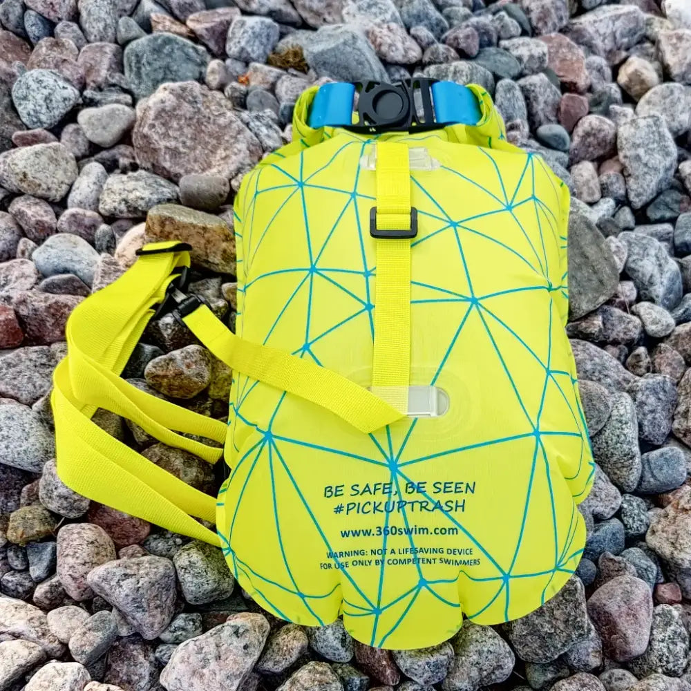 Ultra dazzle drybag kirkkaan keltainen vedenpitävä kuiva pussigeometrisellä sinisellä kuvioinnilla ja säädettävillä remmeillä