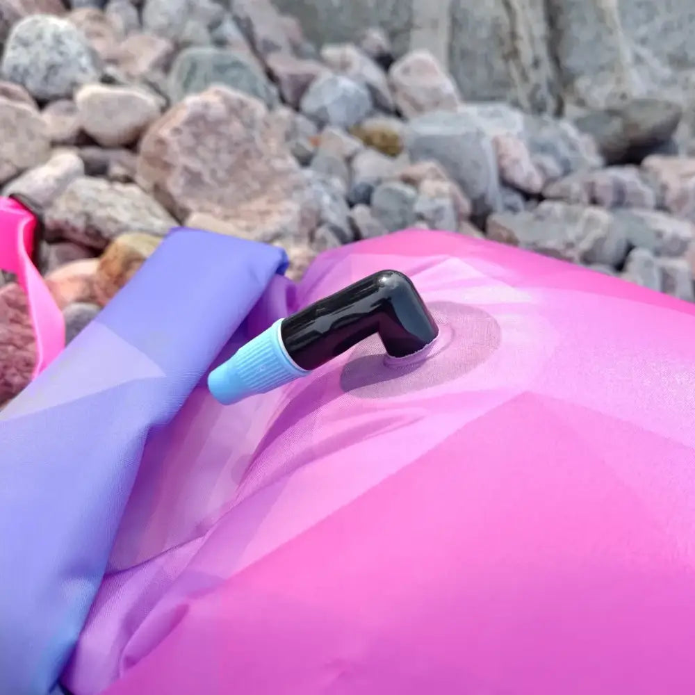 Pinkki ultra dazzle drybag buoy -ilmatäytteinen suppilauta, jossa musta ja vaaleansininen venttiili