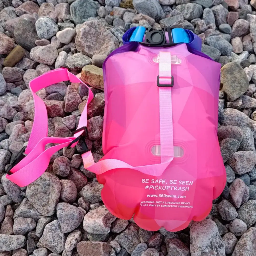 Ultra dazzle drybag buoy on iloinen vaaleanpunainen ja violetti puhallettava uimuri kirkkaalla vaaleanpunaisella hihnalla turvallisuuteen vedenkäytössä