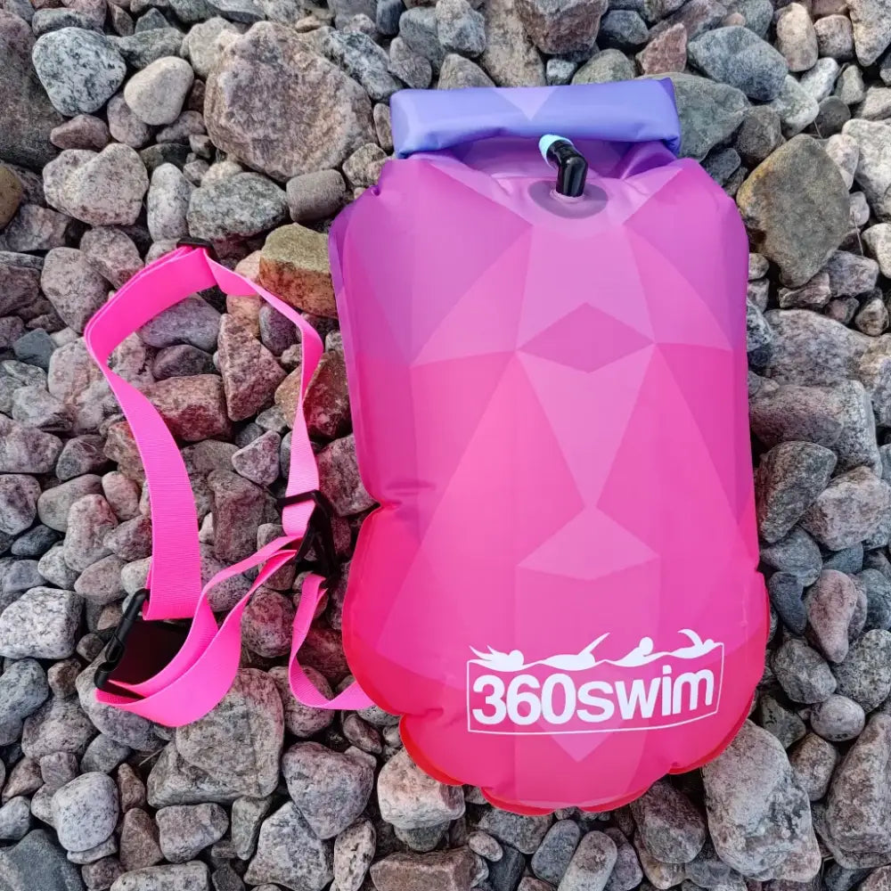 Ultra dazzle drybag buoy 360swim ilmatäytteinen uimarenkaassa kirkkaat pinkki ja violetti geometrinen kuvio mustalla venttiilikorkilla ja säädettävällä remmillä