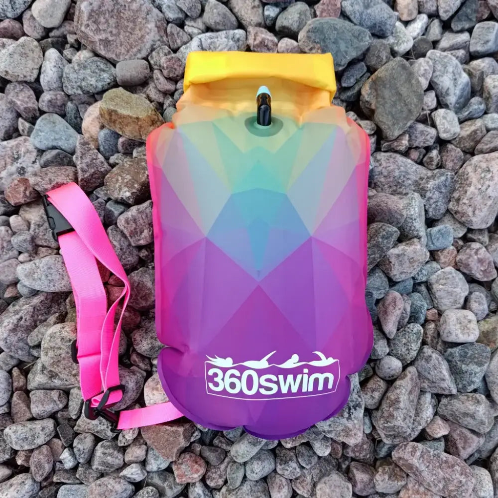 Ultra dazzle drybag buoy 360swim ilmatäytteinen uimuri kirkkaalla sateenkaaren värisellä geometrisellä kuviolla ja pinkillä hihnalla