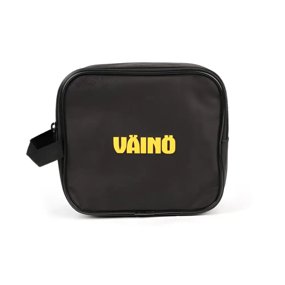 Musta väinö merkkinen toilettilaukku jossa keltainen logo ja vetoketjullinen suljenta väinö led telttavalosarja tuotteelle