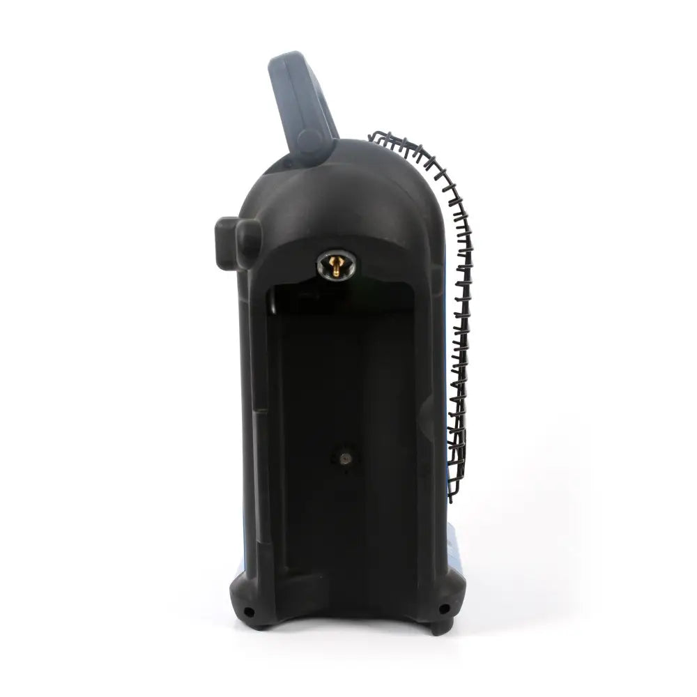 Musta muovinen kannettava tuuletin kierretyllä virtajohdolla ja kahvalla väinö radiant heater v2000 kaasulämmitin takaa näkymä