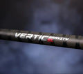 Mustan hiilikuituisen vertic gravity sl hyrräkelavan takaosa valkoisilla ja punaisilla kirjaimilla merkityllä brandingilla