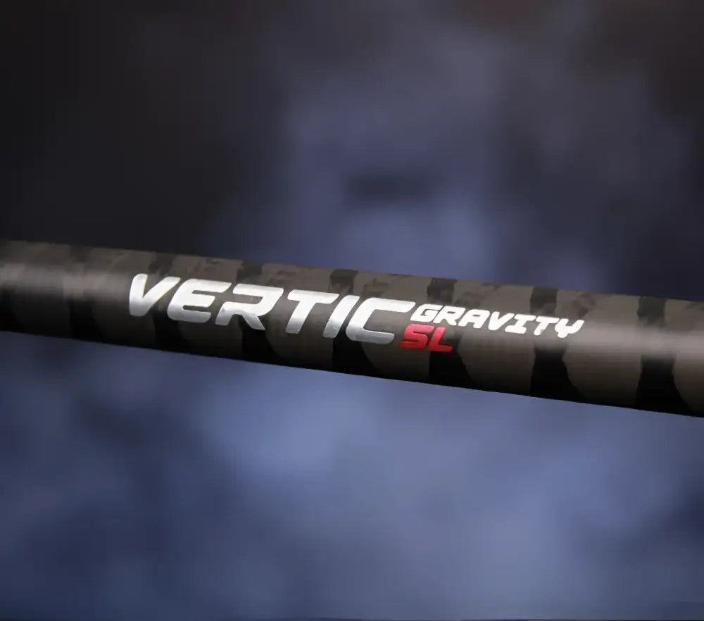 Mustan hiilikuituisen vertic gravity sl hyrräkelavan takaosa valkoisilla ja punaisilla kirjaimilla merkityllä brandingilla