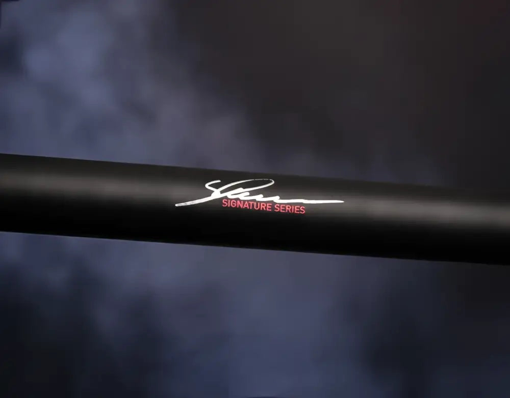 Musta hiilikuituinen baseball-maila valkoisella nimikirjoituksella ja punaisella signature series tekstillä vertic gravity sl hyrräkelavapa 208cm by saku laaksonen